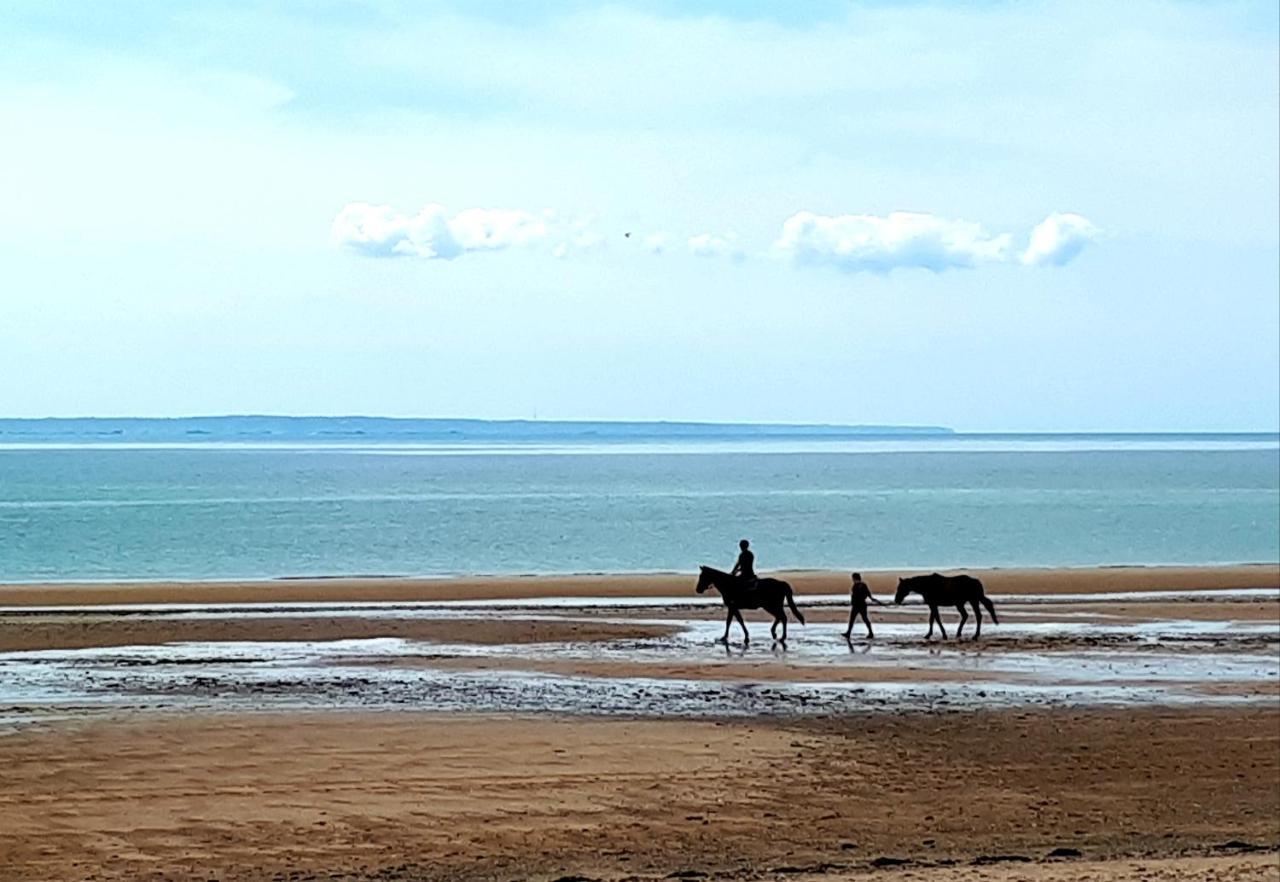 L' Anpeg, Gite Dans Le Cotentin Jusqu'A 8 Personnes Besneville 外观 照片